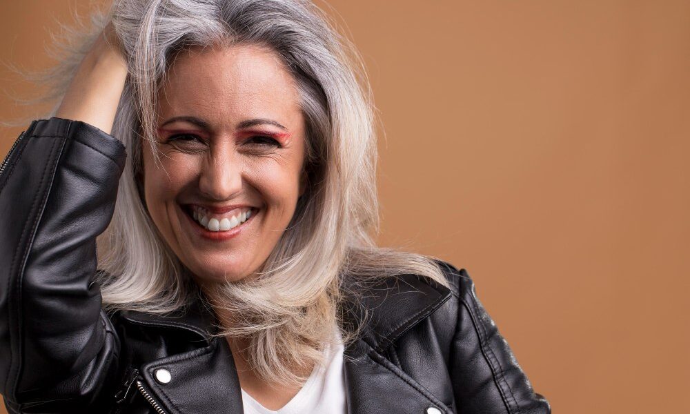 žena má šedivé vlasy
