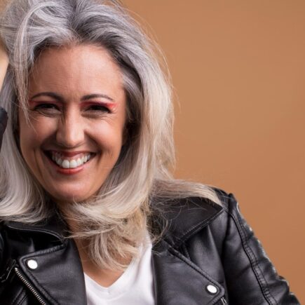 žena má šedivé vlasy