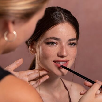 žena robí make-up